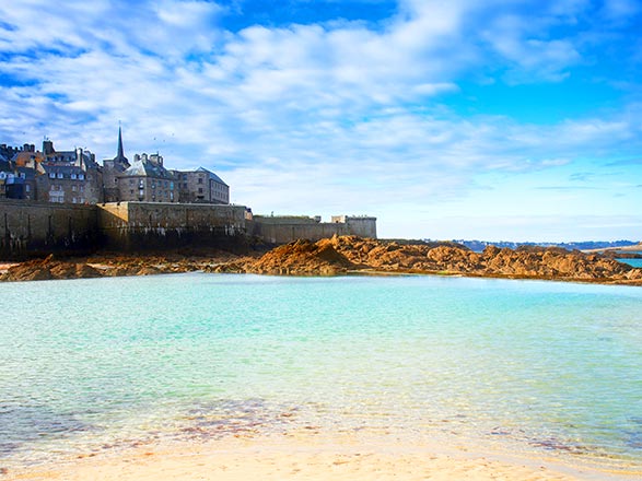 https://static.service-voyages.com/mobile/croisiere/images/fr/escales/escale,saint malo-saint malo_zoom,FR,SML,46059.jpg